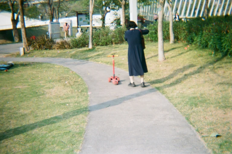 朝の公園をゆっくり走る人の後ろ姿